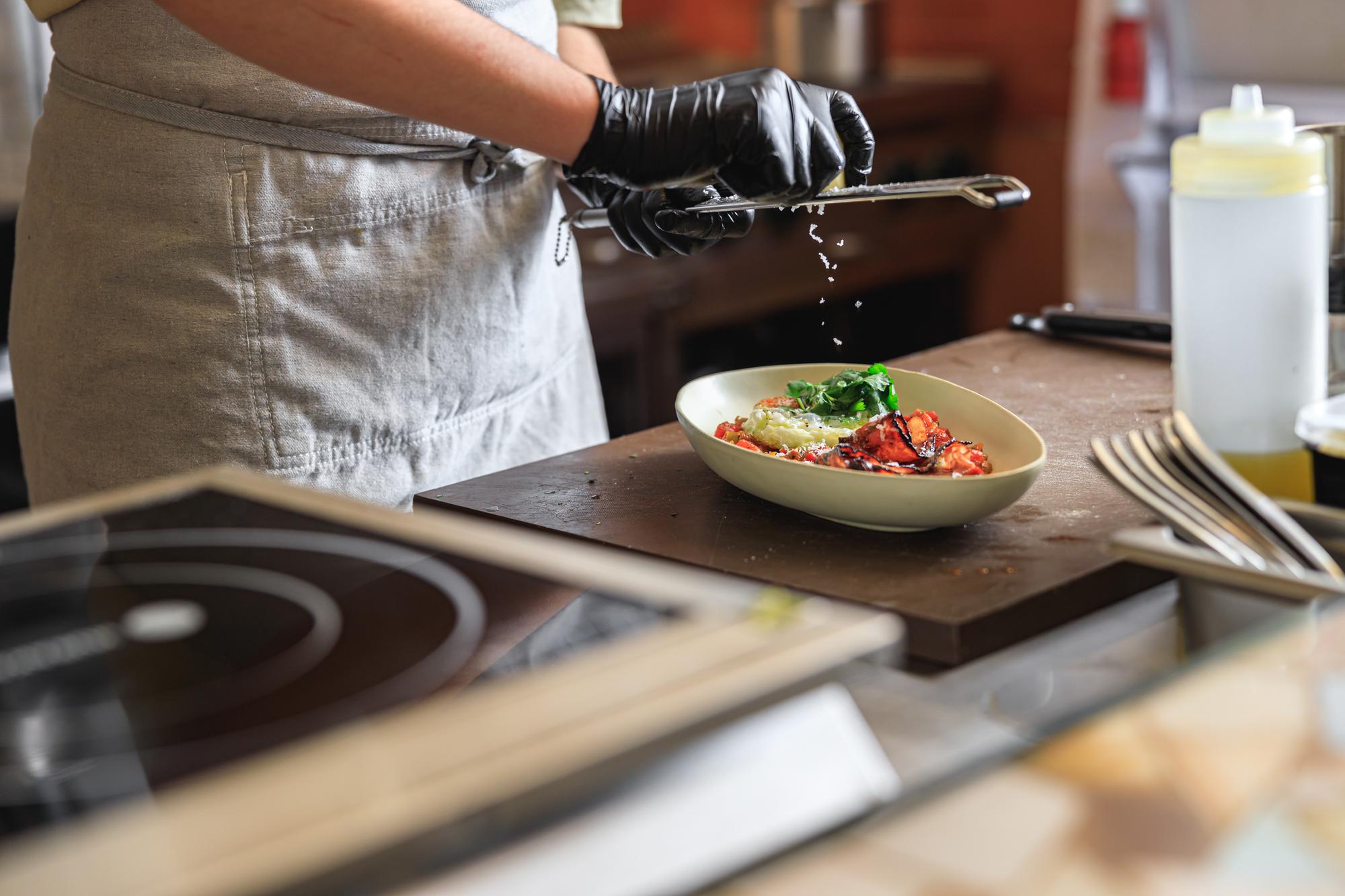 Chef al banco che prepara una composizione
